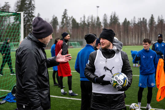 En supporter pratar med tränare Kim Hellberg