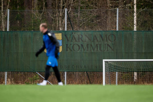 Värnamo kommuns logotyp på ett stängsel