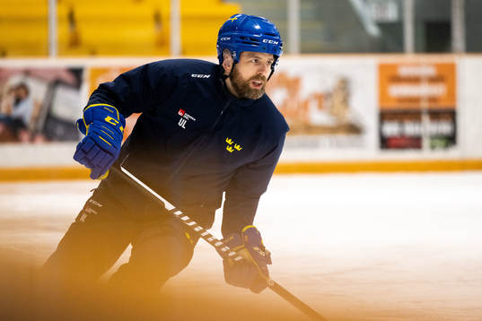 Head coach Ulf Lundberg of Sweden at a practice session