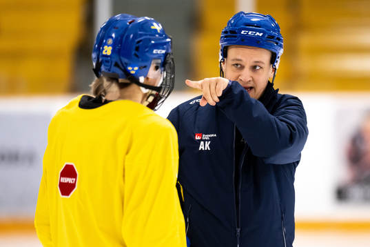 Assistant coach Andreas Karlsson of Sweden at a practice