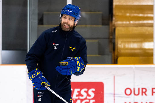 Head coach Ulf Lundberg of Sweden at a practice session