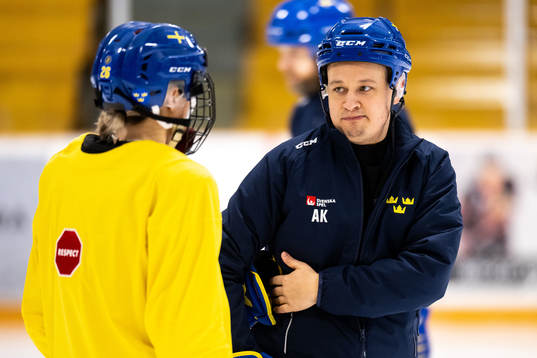 Assistant coach Andreas Karlsson of Sweden at a practice