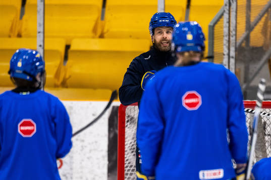 Head coach Ulf Lundberg of Sweden at a practice session