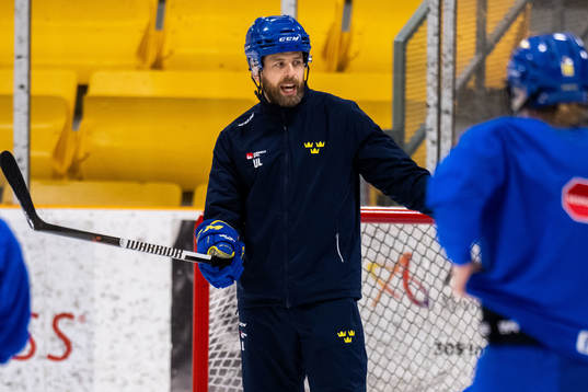 Head coach Ulf Lundberg of Sweden at a practice session