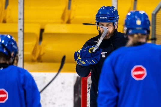 Head coach Ulf Lundberg of Sweden at a practice session