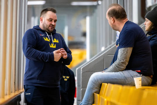 Equipment manager Rickard Regnell of Sweden at a practice
