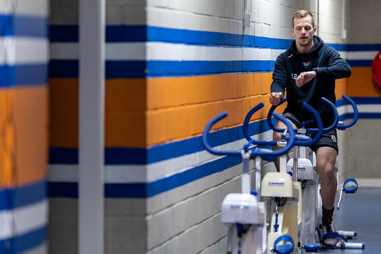 Frölundas Max Friberg värmer upp före semifinal ett i