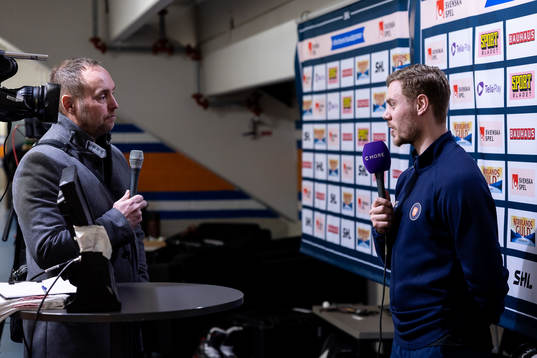 Cmores kommentator Johan Edlund intervjuar Växjös Joel