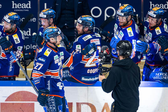 Växjös Martin Lundberg jublar med lagkamrater