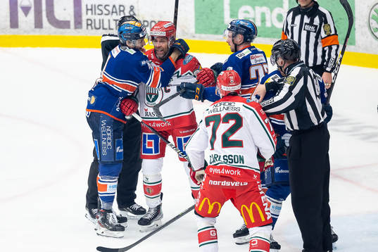 Irriterat mellan Växjös Keegan Lowe och Frölundas Joel