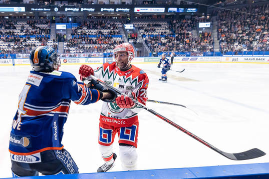 Växjös Keegan Lowe och Frölundas Joel Lundqvist