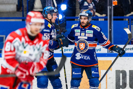 Växjös Miika Koivisto och Jayden Halbgewachs jublar