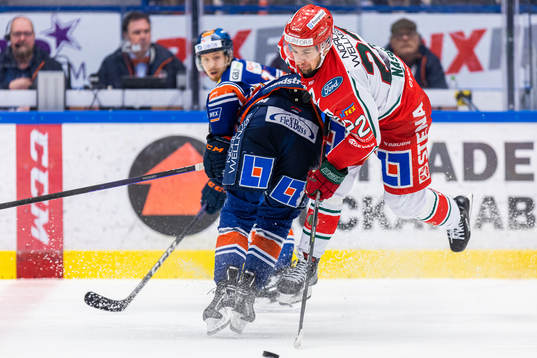 Växjös Dan Sexton tacklar Frölundas Linus Nässen
