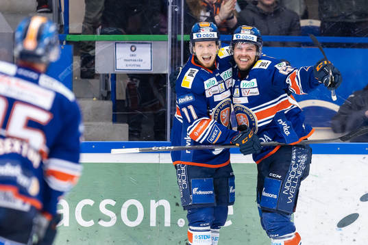 Växjös Kalle Kossila och Manuel Ågren jublar