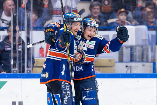 Växjös Keegan Lowe  och Victor Stjernborg jublar