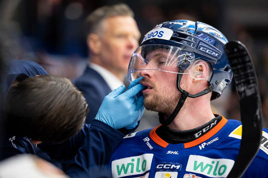 Växjös Martin Lundberg blir undersökt av Lenny Anderlycke