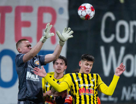 Kristianstads målvakt greppar framför IFK Hässleholms