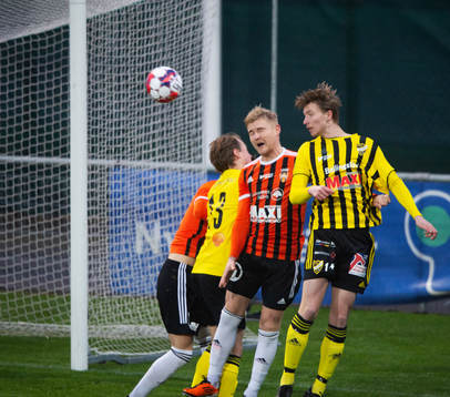 IFK Hässleholms Hugo Arvidsson nickduellerar med