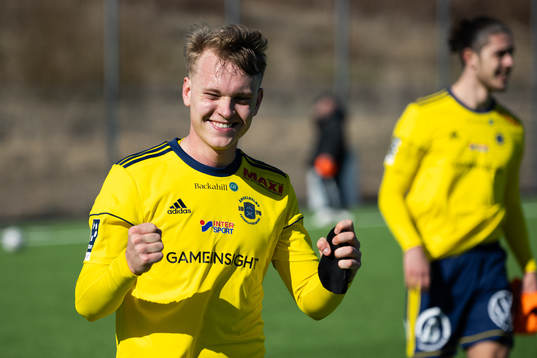 Ängelholms Vilmer Johansson Nihlgård jublar