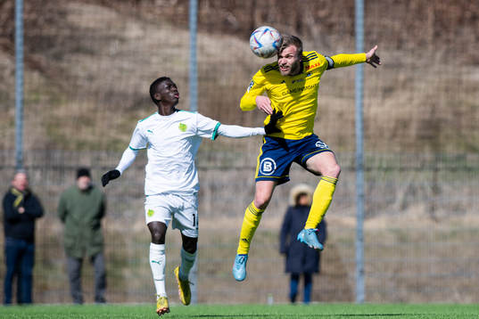 Ängelholms Vilgot Carlsson nickar framför Olympic Mamadou