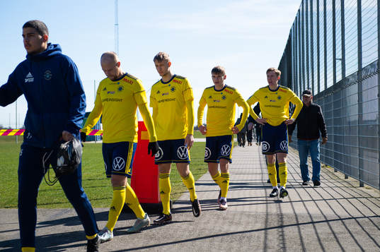 Ängelholms spelare gör sig redo för entré