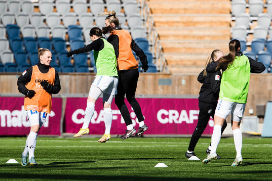IK Uppsalas spelare värmer upp