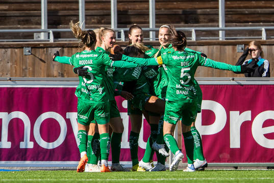 Hammarbys Matilda Vinberg jublar med lagkamrater