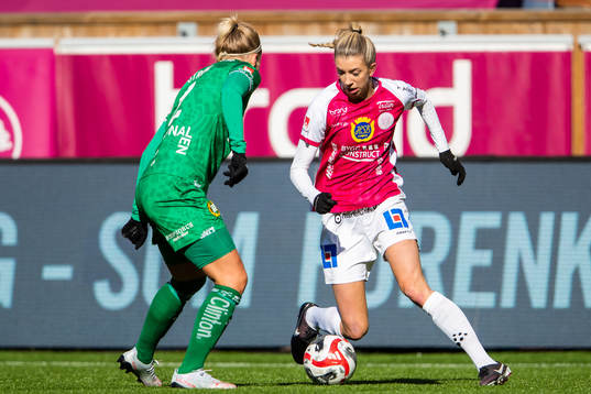 Hammarbys Eva Nyström och IK Uppsalas Wilma Öhman