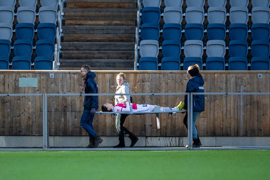 IK Uppsalas Helén Eke bärs ut på bår