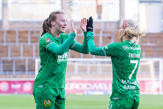 Hammarbys Sara Kanutte Fornes jublar med Adelina Engman