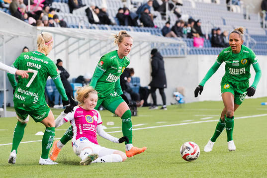 Hammarbys Adelina Engman, Julia Roddar och Madelen Janogy i