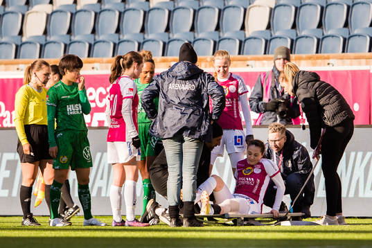 IK Uppsalas Helén Eke med en skada