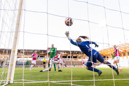 Hammarbys Sara Kanutte Fornes gör 0-2 för Hammarbys bakom