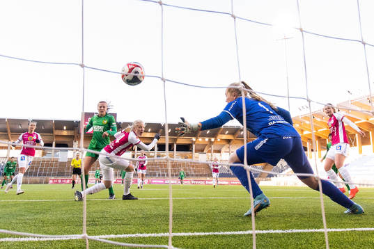 Hammarbys Sara Kanutte Fornes gör 0-2 för Hammarbys bakom