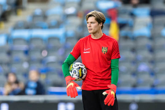 Brommapojkarnas målvakt Filip Sidklev på uppvärmningen