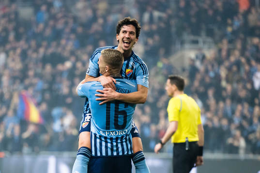 Djurgårdens Gustav Wikheim gör 2-0 och jublar med Victor
