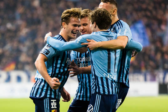 Djurgårdens Hampus Finndell (v) gör 1-0 och gratuleras av