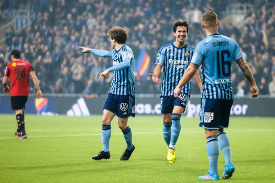 Djurgårdens Gustav Wikheim gör 2-0 och jublar med Victor