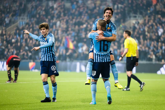 Djurgårdens Gustav Wikheim gör 2-0 och jublar med Victor