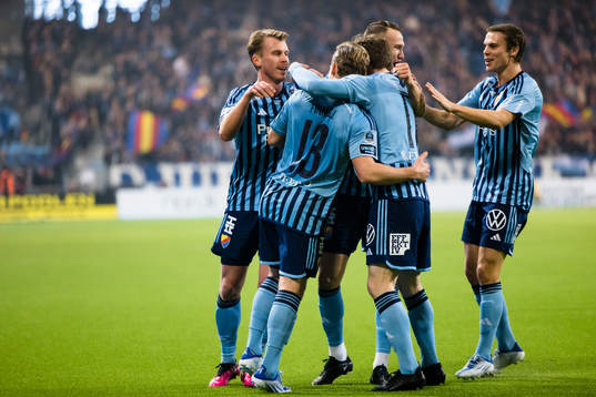 Djurgårdens Hampus Finndell gör 1-0 och gratuleras av