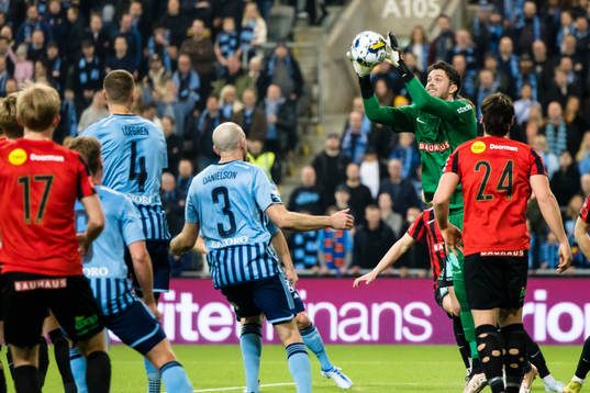 Brommapojkarnas målvakt Oscar Linnér med ett ingripande