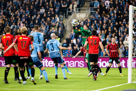 Brommapojkarnas målvakt Oscar Linnér med ett ingripande