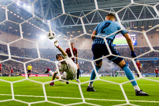 Djurgårdens Jacob Widell Zetterström försöker rädda