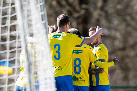 Eskilsminne IFs Lucas Ohlander jublar med lagkamrater