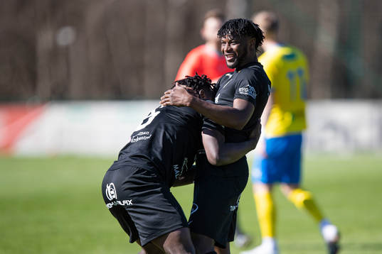 Ariana FCs Emmanuel Yeboah och Dawda Ngum jublar