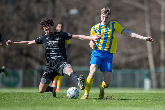 Ariana FCs Gani Bunjaku och Eskilsminne IFs Hampus Stoltz