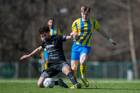 Ariana FCs Gani Bunjaku och Eskilsminne IFs Hampus Stoltz