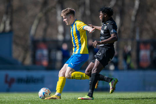 Eskilsminne IFs Hampus Stoltz och Ariana FCs Emmanuel Yeboah