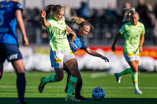 Mille Ivi Christensen of LSK Kvinner ans Emilie Bølviken