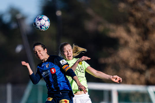 Melissa Bjånesøy of Stabæk and Katrine Emilie Winnem